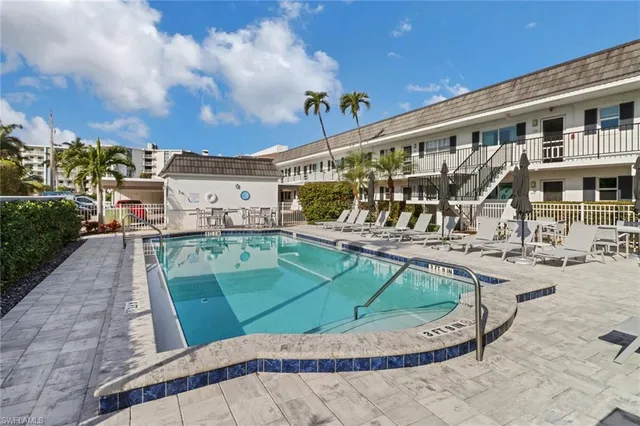 $659,000 | 292 Banyan Boulevard, Unit 292, Naples, FL 34102