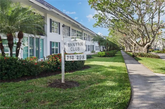 $659,000 | 292 Banyan Boulevard, Unit 292, Naples, FL 34102