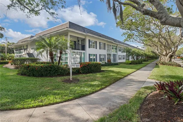 $659,000 | 292 Banyan Boulevard, Unit 292, Naples, FL 34102