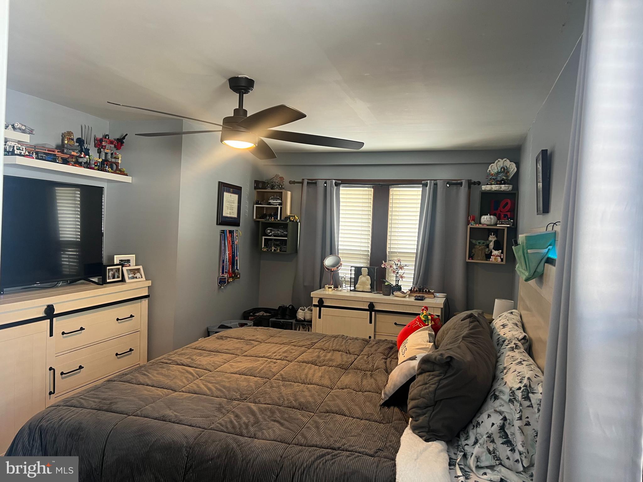 47 South Lippincott Avenue Maple Shade, NJ 08052 - Photo 9 of 24 a bedroom with a bed and a flat tv screen on dresser
