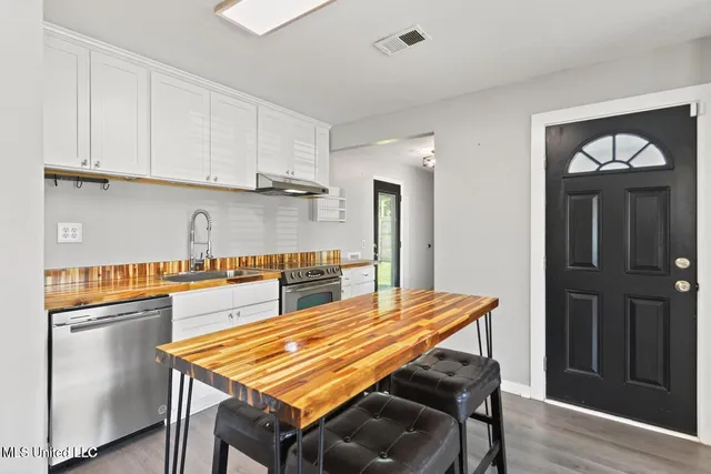 $345,000 | 201 Walnut Drive, Ocean Springs, MS 39564