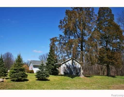 2601 Shehan Road Pinckney, MI 48169 - Photo 8 of 8 back