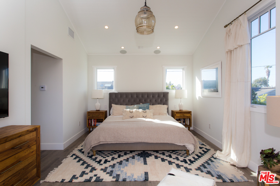 555 28th Avenue Venice, CA 90291 - Photo 3 of 35