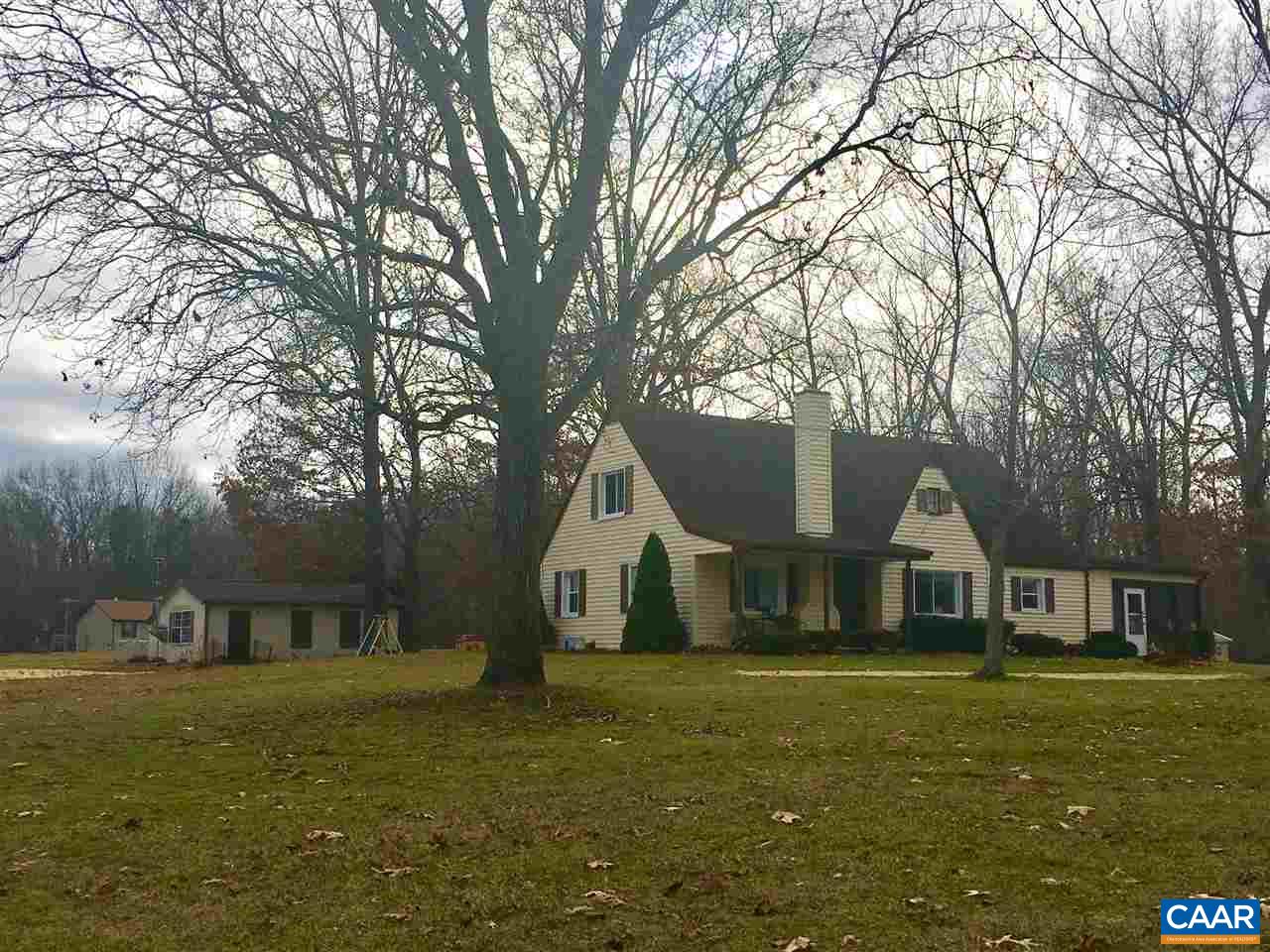 3148 Lyndhurst Road Stuarts Draft, VA 24477 - Photo 4 of 35 a front view of a house with garden