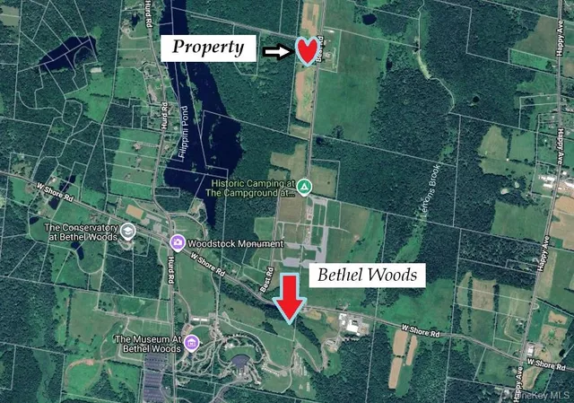 a sign that is on the wall of the street