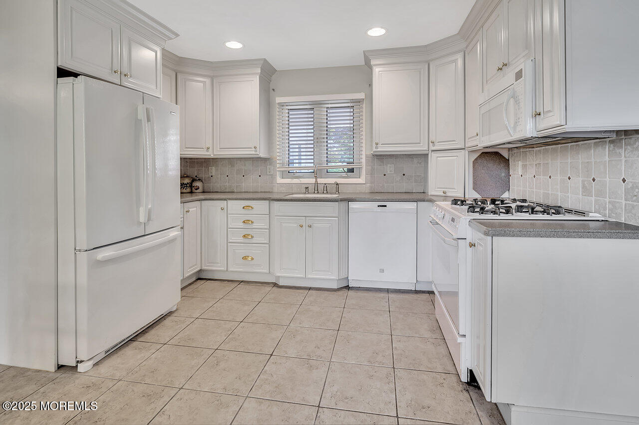 153 Lloyd Road Matawan, NJ 07747 - Photo 18 of 38 018_dsc0693_517