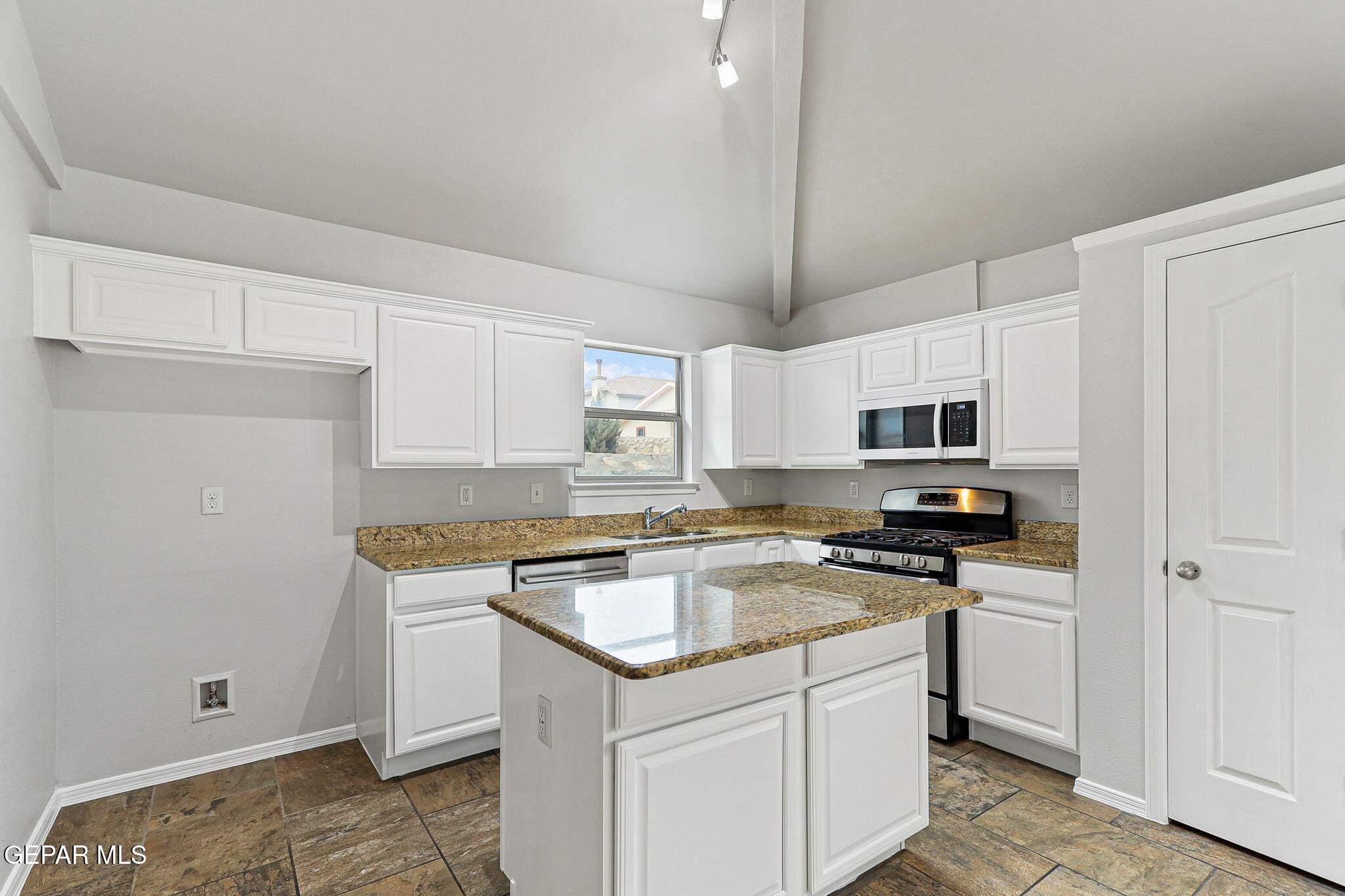 4945 Silver Ranch Avenue El Paso, TX 79934 - Photo 7 of 39 30-web-or-mls-IMG_0631