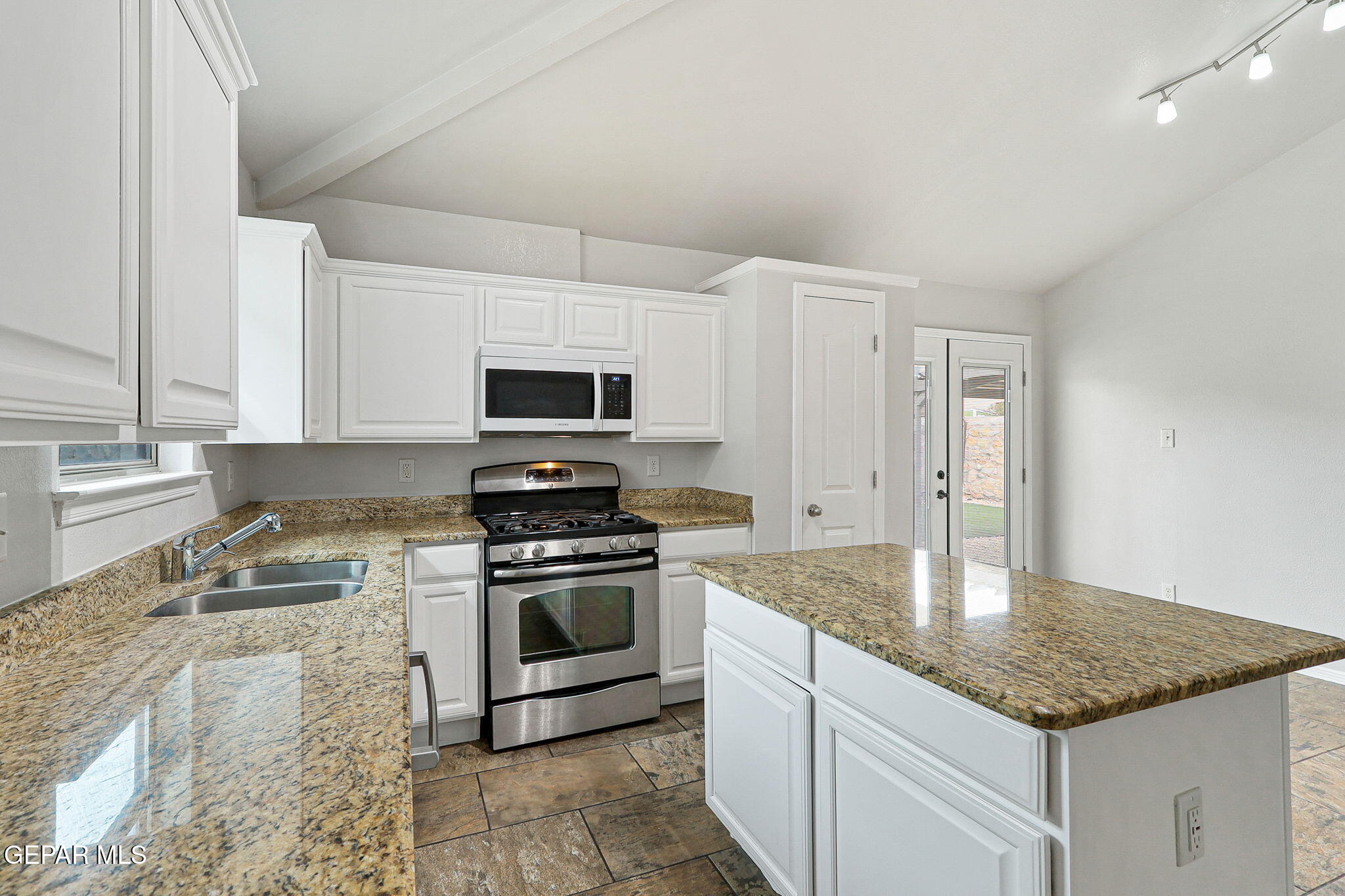 4945 Silver Ranch Avenue El Paso, TX 79934 - Photo 8 of 39 33-web-or-mls-IMG_0652