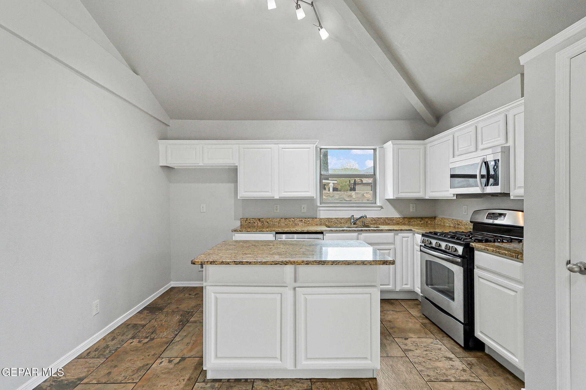 4945 Silver Ranch Avenue El Paso, TX 79934 - Photo 9 of 39 31-web-or-mls-IMG_0637