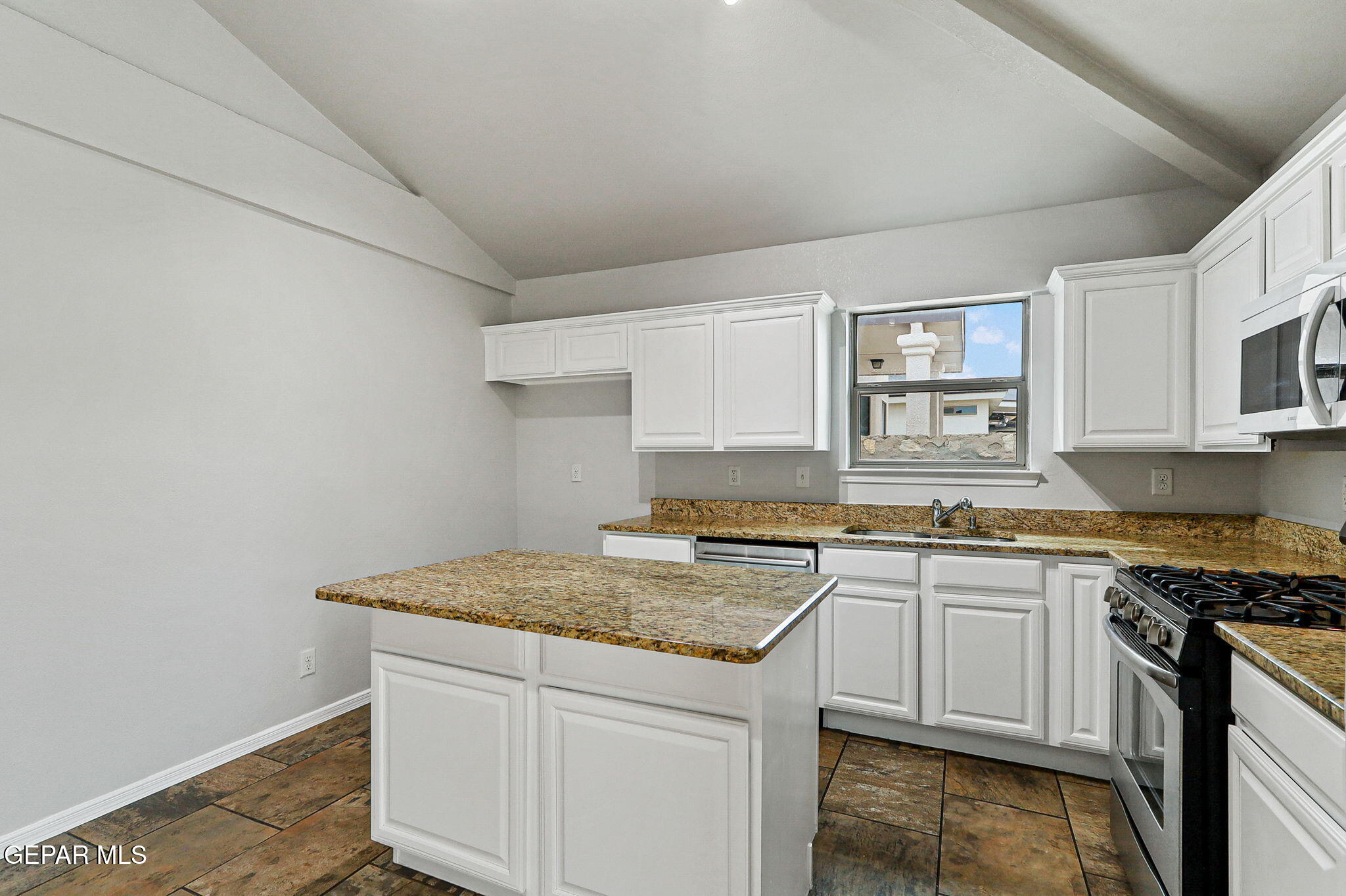 4945 Silver Ranch Avenue El Paso, TX 79934 - Photo 10 of 39 32-web-or-mls-IMG_0644