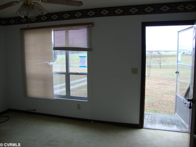 414 Duncan Store Road Columbia, VA 23038 - Photo 3 of 5 Living Room