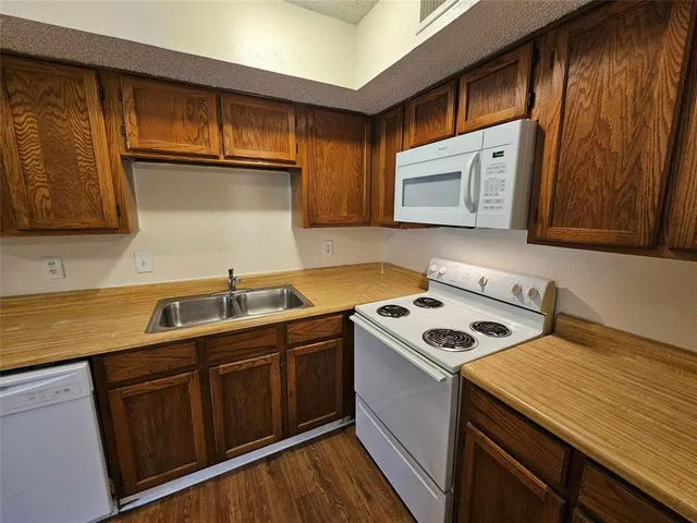 $1,000 | 9823 Walnut Street, Unit 208, Dallas, TX 75243