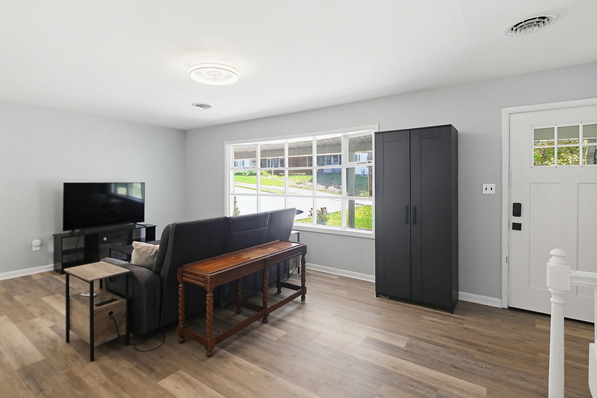 119 Schoolhouse Road Sykesville, MD 21784 - Photo 6 of 51 Tons of natural light with large windows