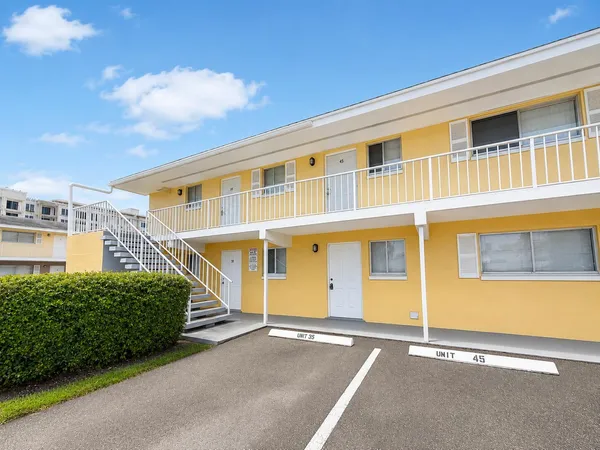 $2,000 | 200 Croton Avenue, Unit 111, Lantana, FL 33462