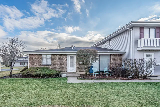 $239,900 | 125 Millbrook Lane, Unit 125, Schaumburg, IL 60193