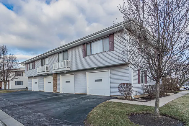 $239,900 | 125 Millbrook Lane, Unit 125, Schaumburg, IL 60193