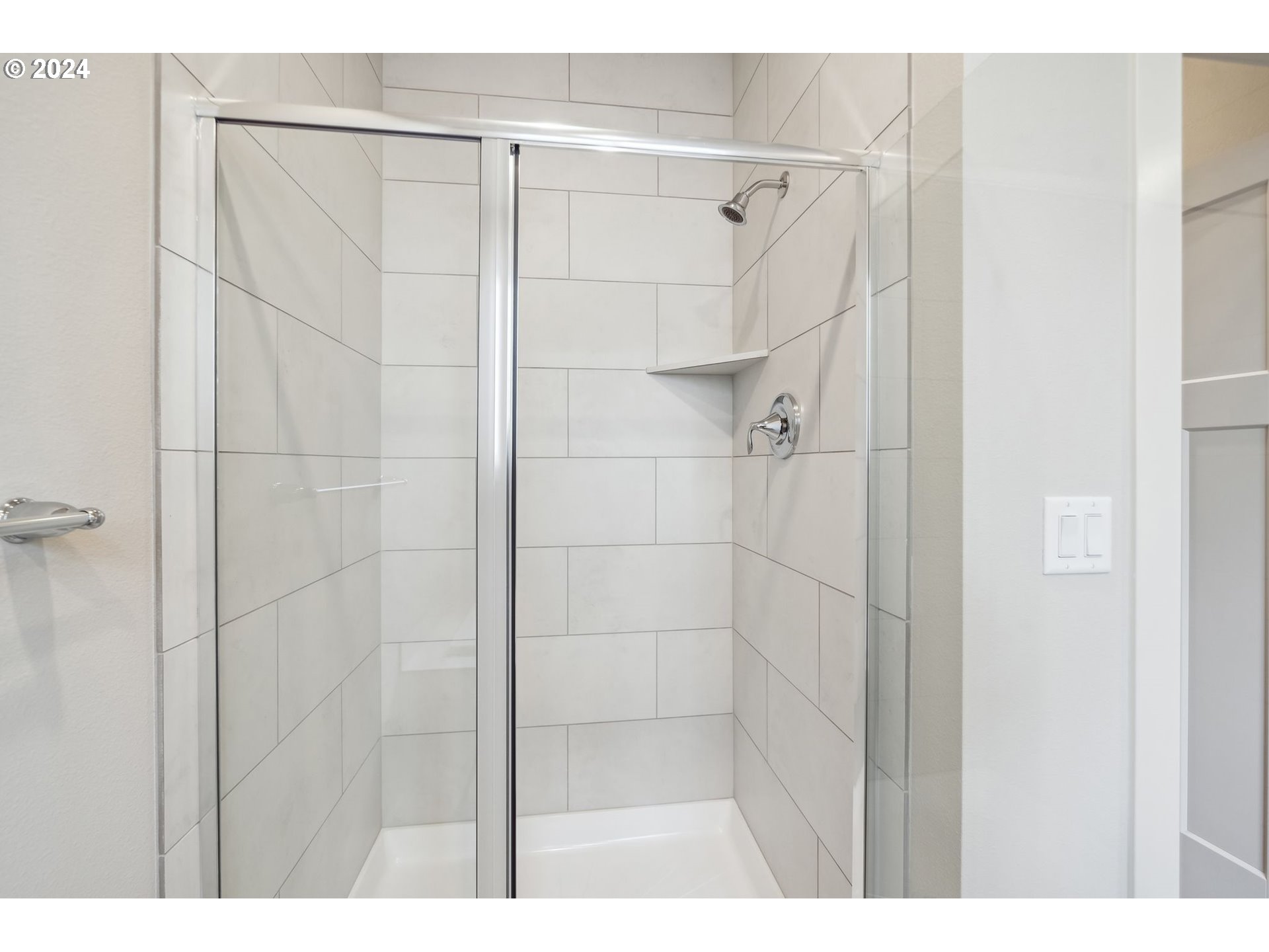 2706 South 7th Circle Ridgefield, WA 98642 - Photo 16 of 26 a bathroom with a shower