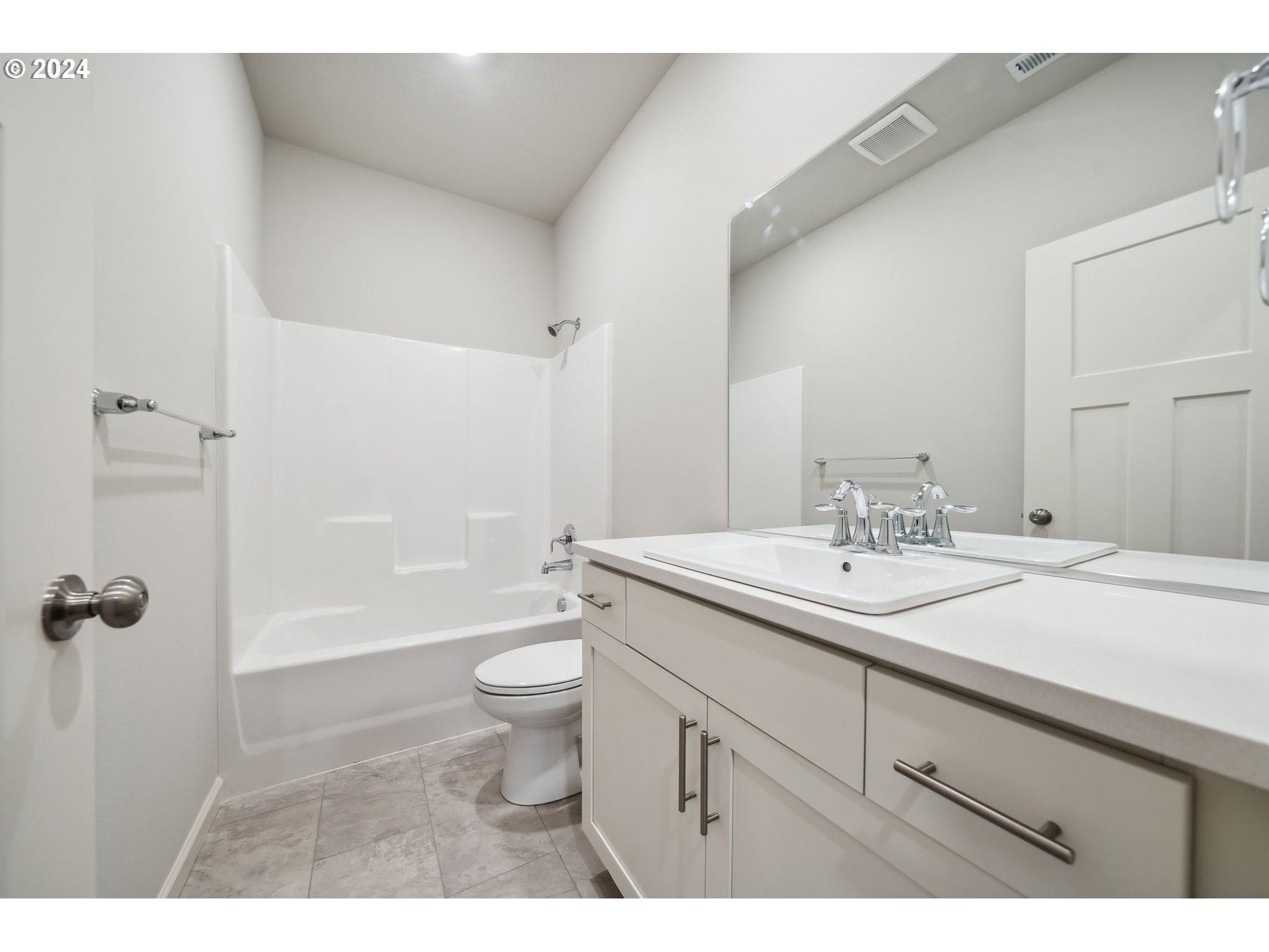 2706 South 7th Circle Ridgefield, WA 98642 - Photo 20 of 26 a bathroom with a sink a toilet and shower