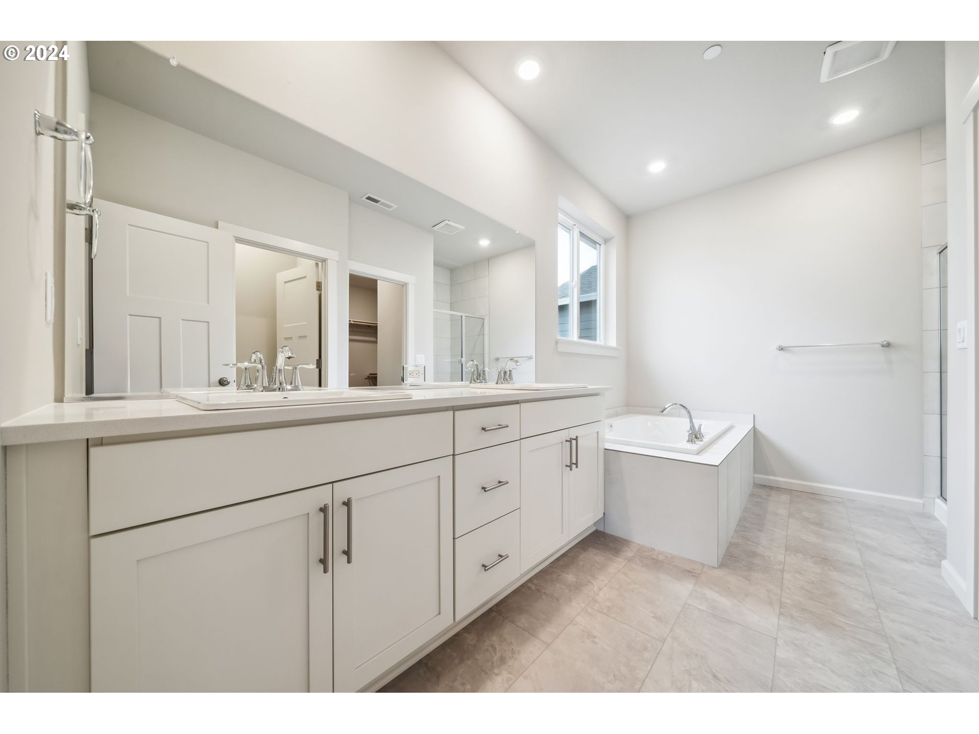2706 South 7th Circle Ridgefield, WA 98642 - Photo 22 of 26 a bathroom with a granite countertop sink mirror and bathtub