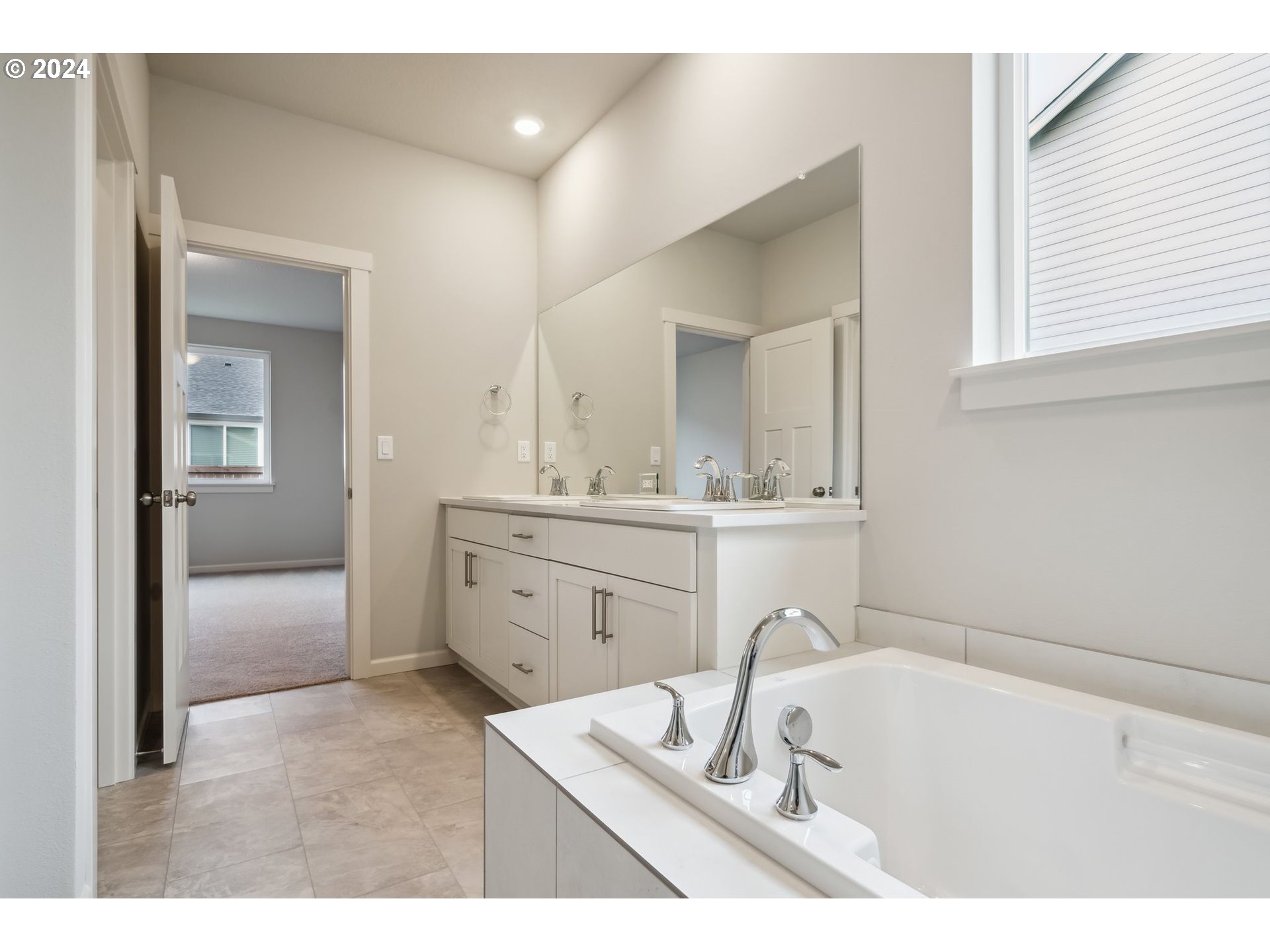 2706 South 7th Circle Ridgefield, WA 98642 - Photo 23 of 26 a bathroom with a sink vanity granite tub and a mirror