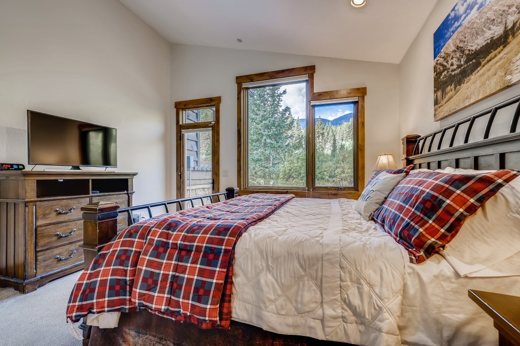 140 Rio Azul Breckenridge, CO 80424 - Photo 15 of 35 Primary Suite