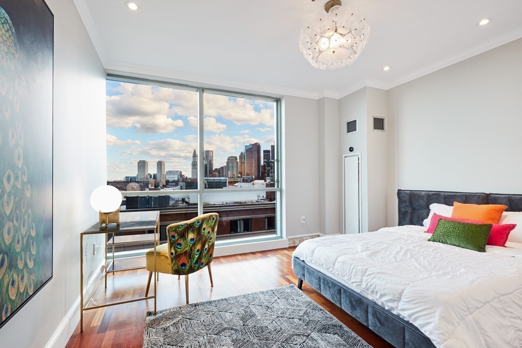 234 Causeway Street, Unit 913/813 Boston, MA 02114 - Photo 7 of 22 a bedroom with a bed and a large window