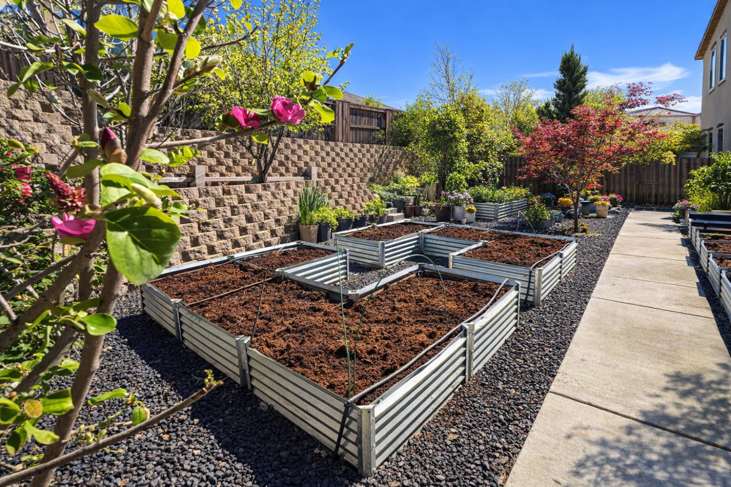 2557 Creek Hollow Road Rocklin, CA 95765 - Photo 23 of 27 a outdoor space with sitting space