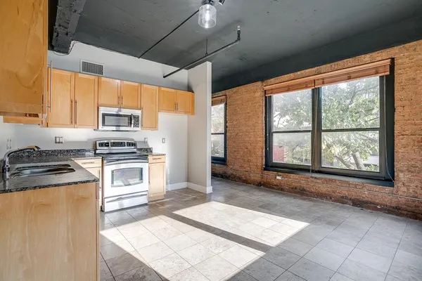 $1,600 | 910 Houston Street, Unit 301, Fort Worth, TX 76102