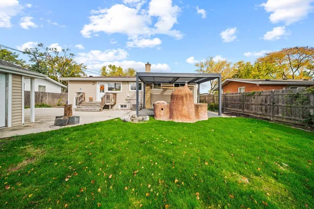 a view of a house with backyard and porch