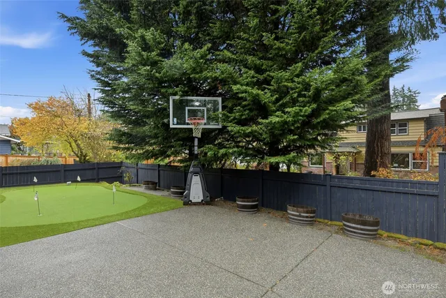 a view of a backyard