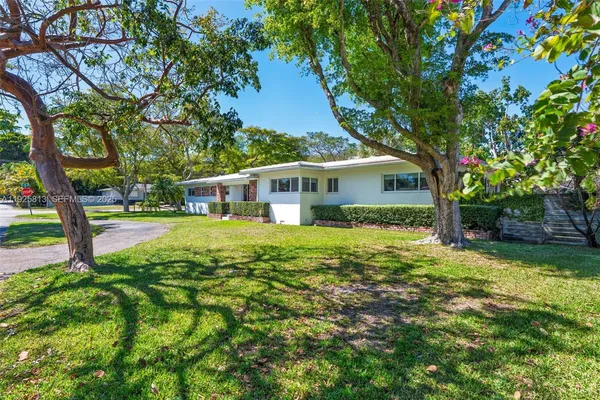 a view of a house with a yard