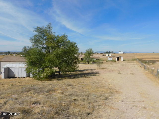 26400 North Bull Snake Road Paulden, AZ 86334 - Photo 4 of 41 back field