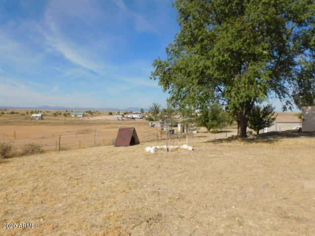 26400 North Bull Snake Road Paulden, AZ 86334 - Photo 10 of 41 back yard left side