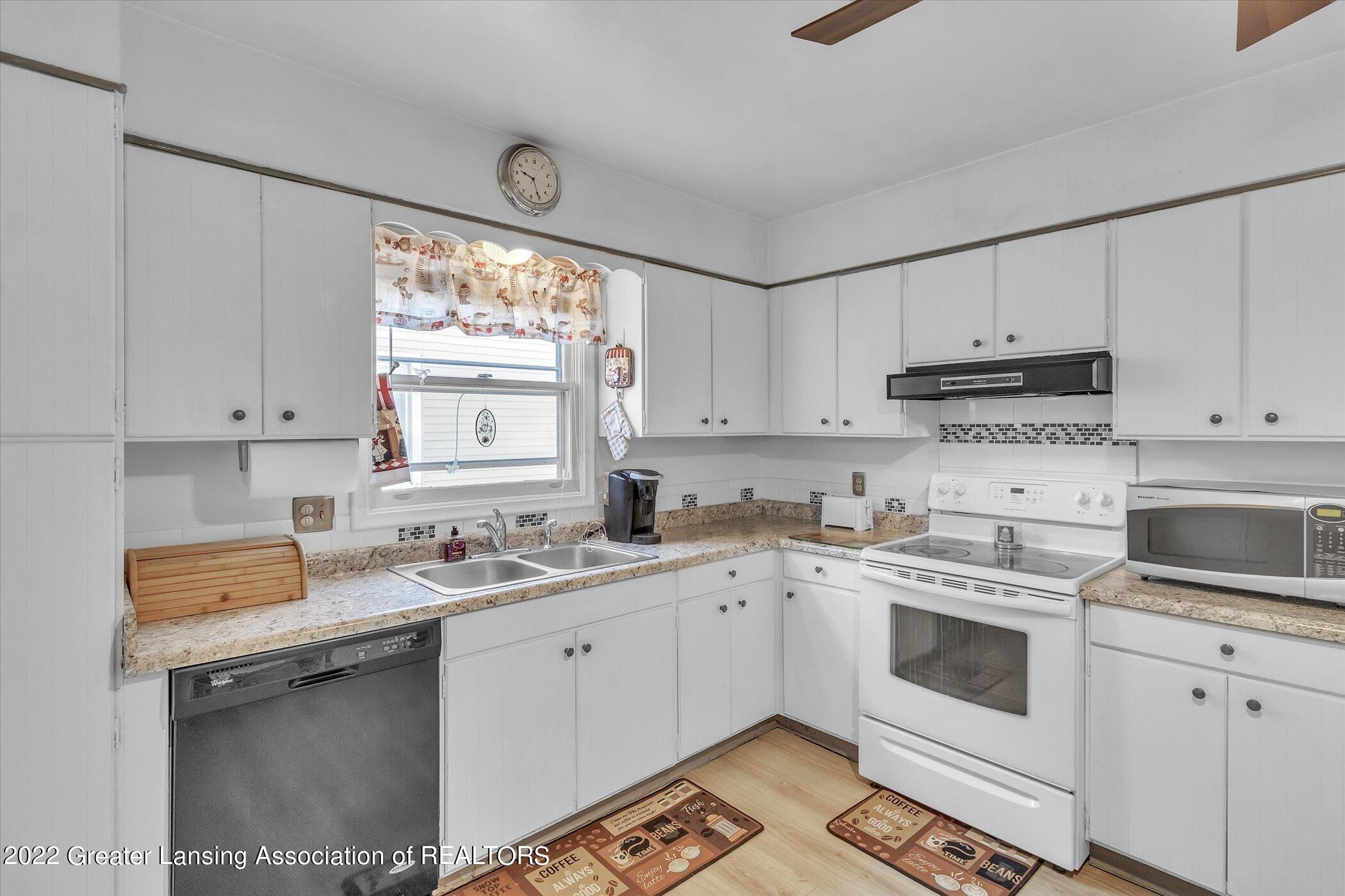 523 East Cavanaugh Road Lansing, MI 48910 - Photo 3 of 47 15-523-E-Cavanaugh-Rd-WindowStill-Real-E