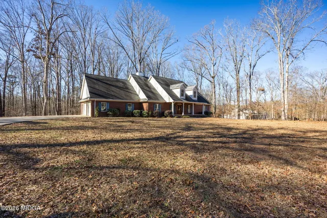 a view of a backyard of the house