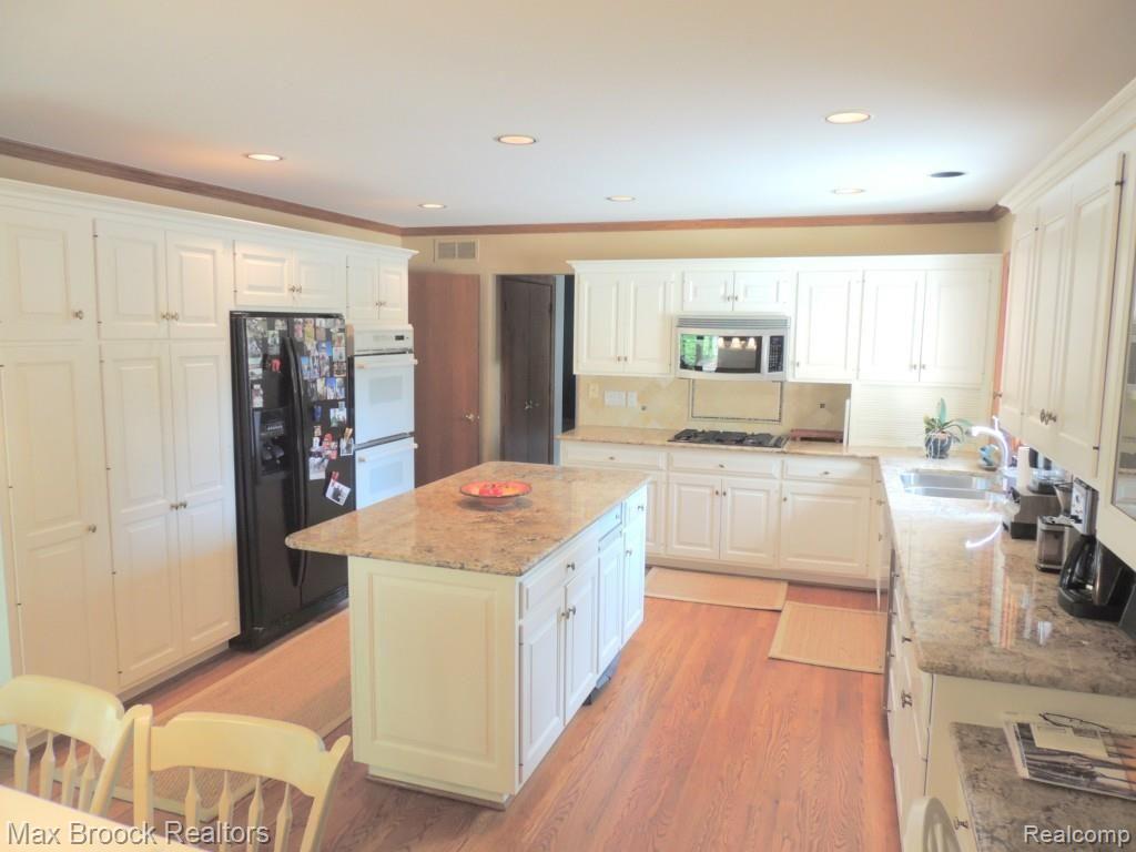 1680 Crossbow Court Rochester, MI 48306 - Photo 3 of 23 Kitchen.jpg