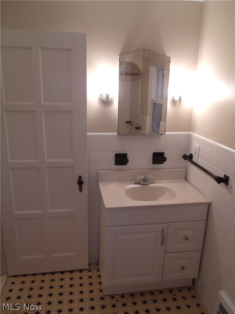 1144 Pennfield Road Cleveland, OH 44121 - Photo 24 of 35