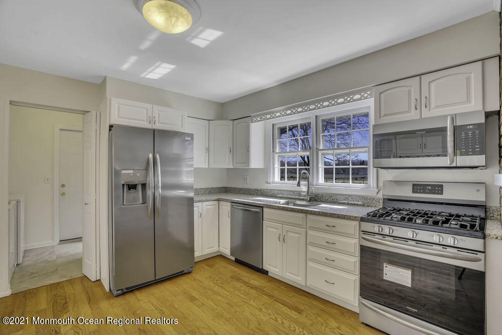 13 Colonial Terrace Colts Neck, NJ 07722 - Photo 19 of 49 023_dsc09394