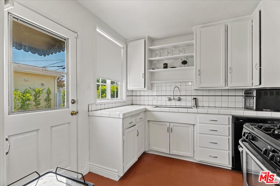 17512 Bullock Street Encino, CA 91316 - Photo 9 of 14