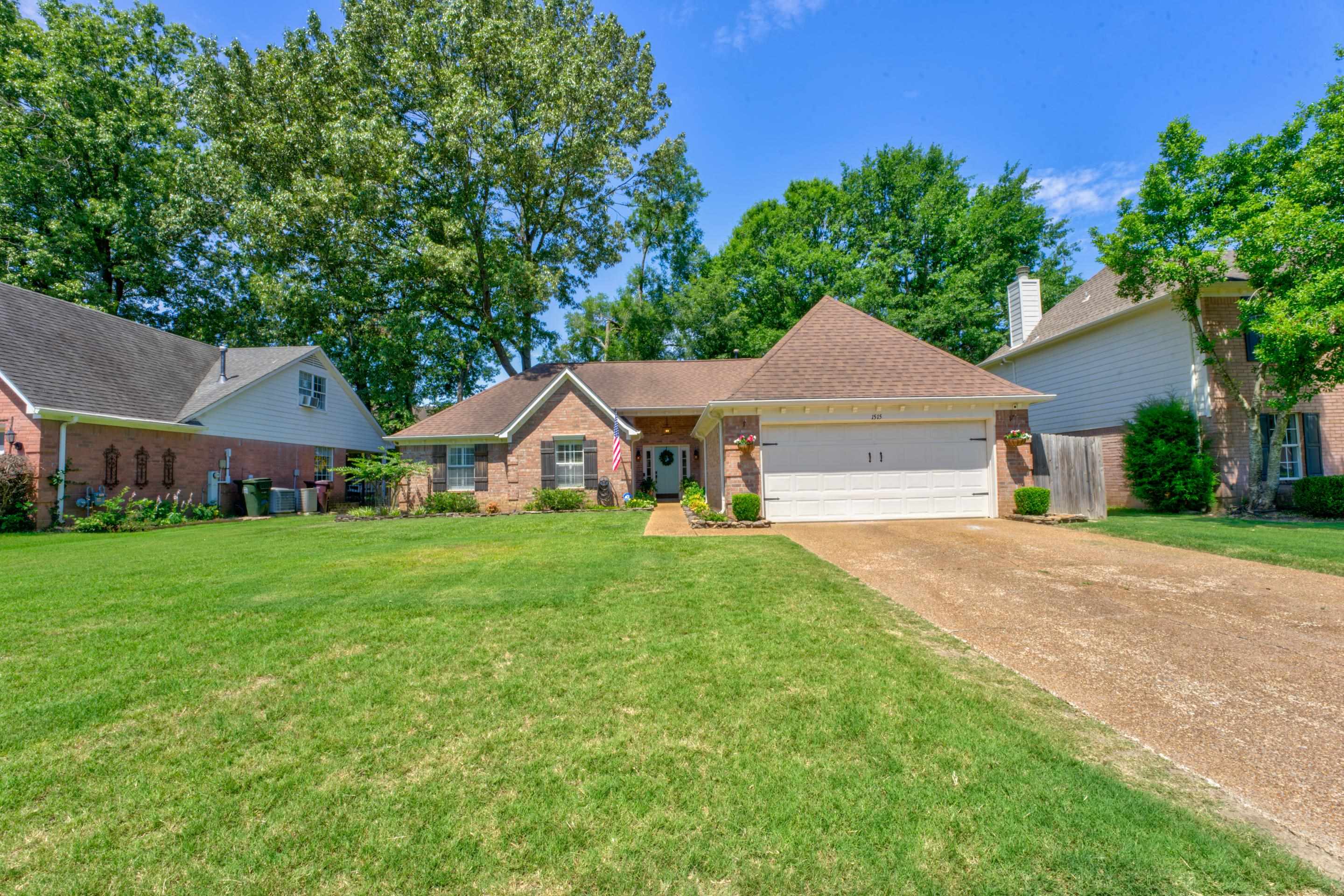 1515 Wolf Pack Drive Collierville, TN 38017 - Photo 2 of 28 a front view of a house with garden