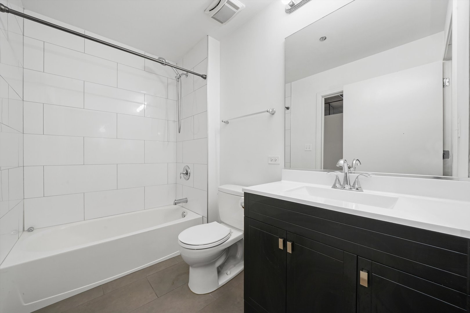 520 South State Street, Unit 503 Chicago, IL 60605 - Photo 19 of 25 a bathroom with a sink a toilet and a bathtub
