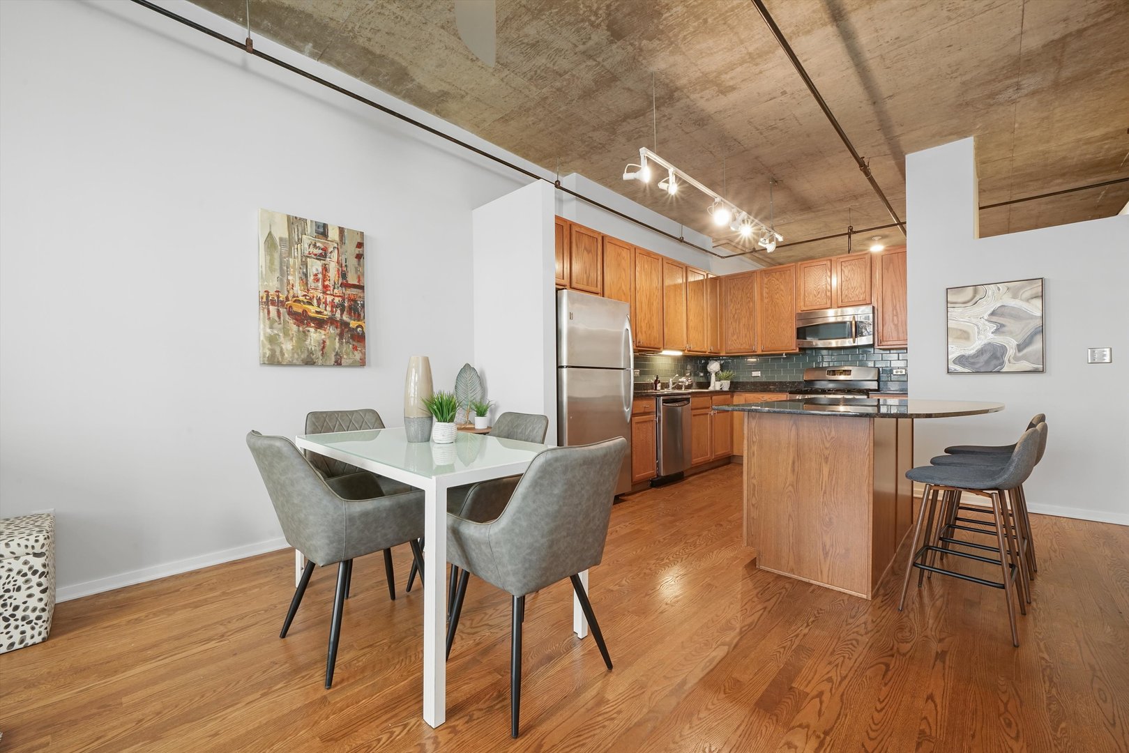 520 South State Street, Unit 503 Chicago, IL 60605 - Photo 6 of 25 a view of a dining room with furniture and wooden floor