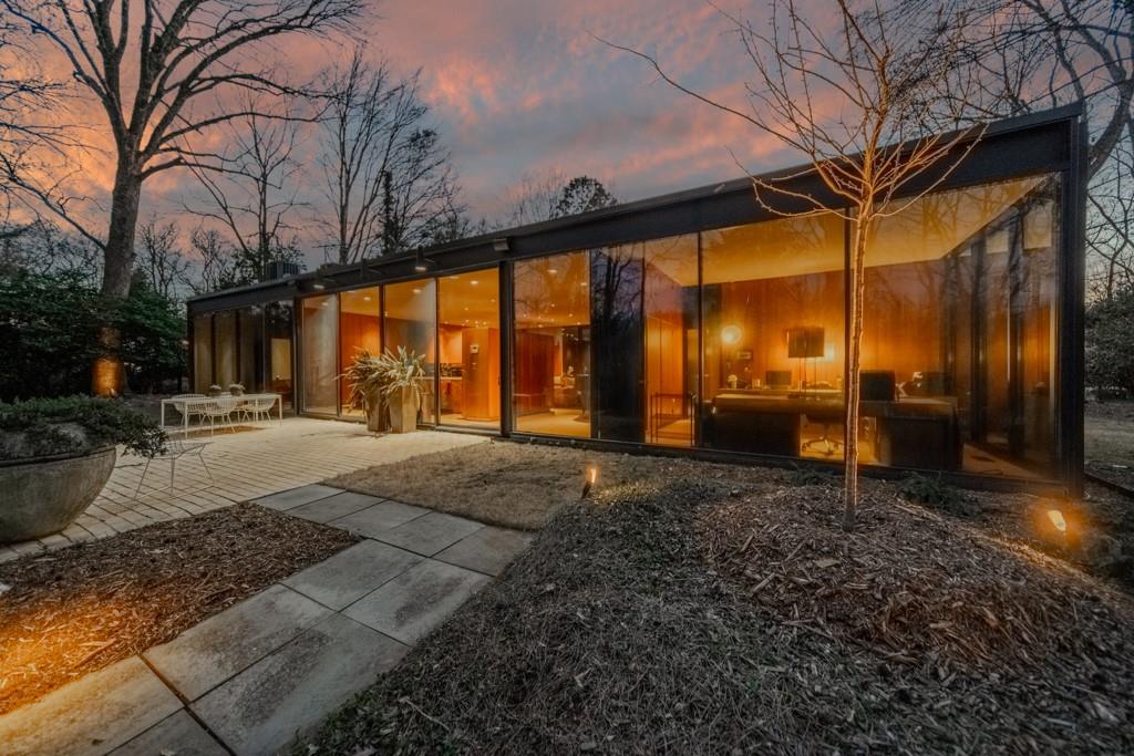 a view of a house with backyard and tree