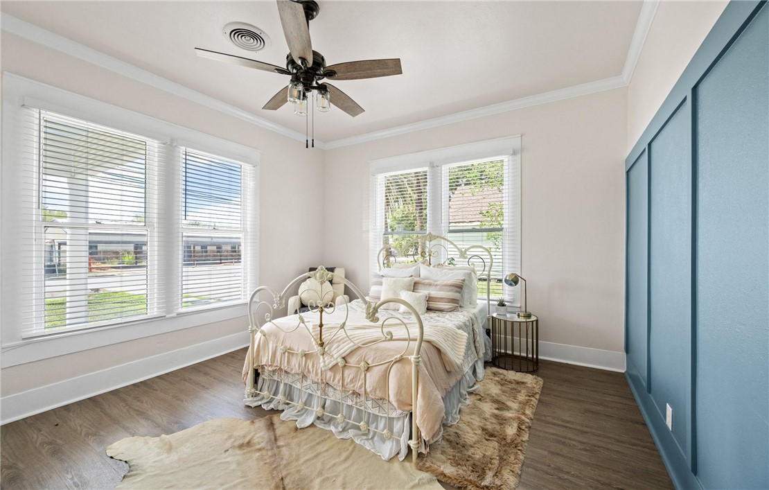 514 West 4th Street Sinton, TX 78387 - Photo 17 of 32 a view of a livingroom with furniture window and wooden floor