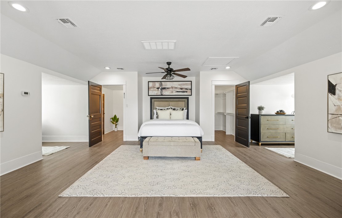 514 West 4th Street Sinton, TX 78387 - Photo 20 of 32 a living room with furniture and a chandelier