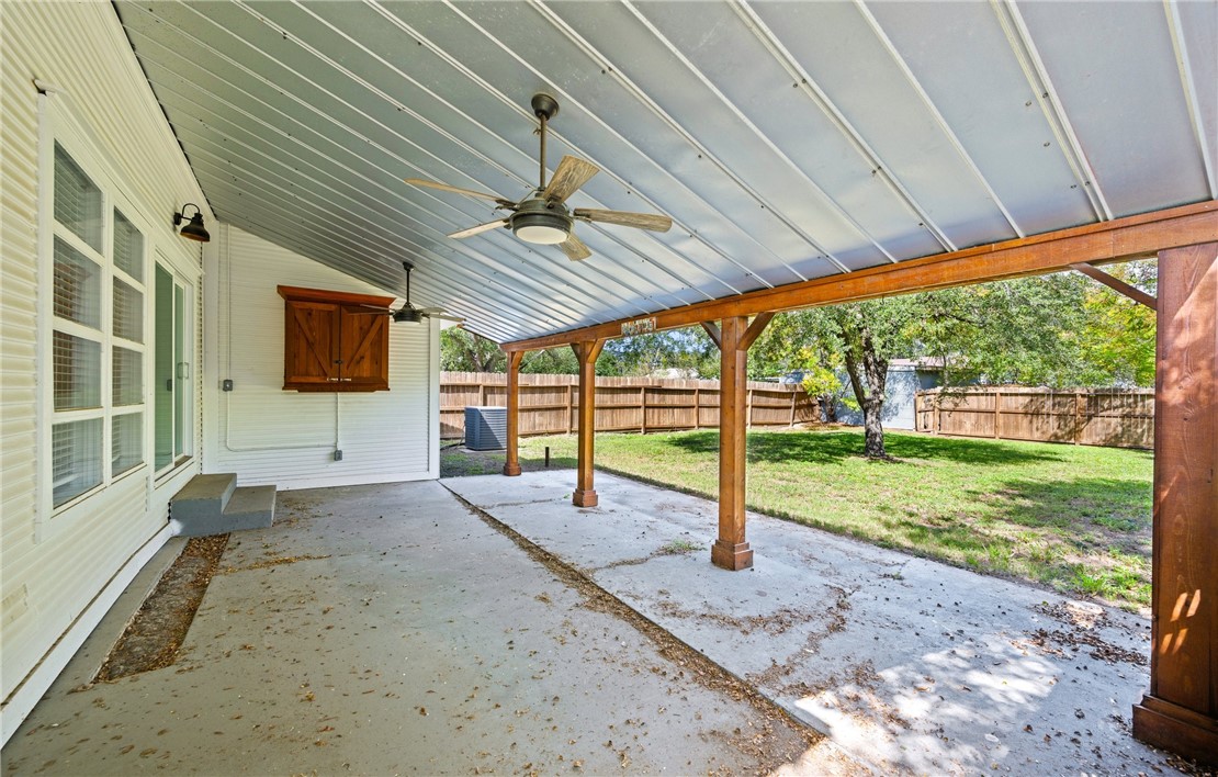 514 West 4th Street Sinton, TX 78387 - Photo 24 of 32 a view of a porch