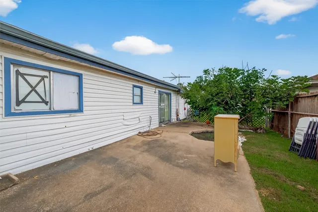 a view of a house with backyard and a trees