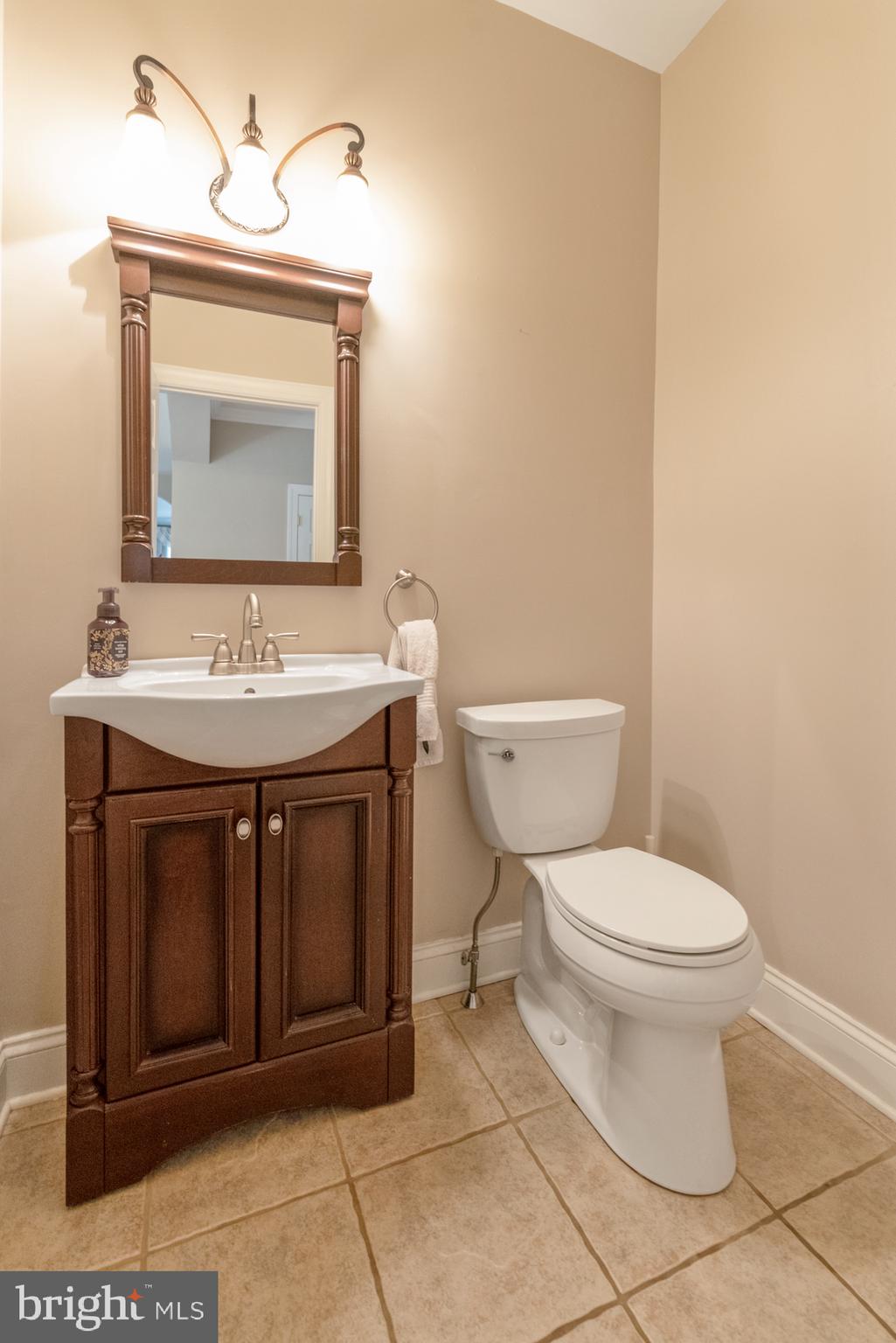 746 Kelli Lane Springfield, PA 19064 - Photo 18 of 35 First floor powder room