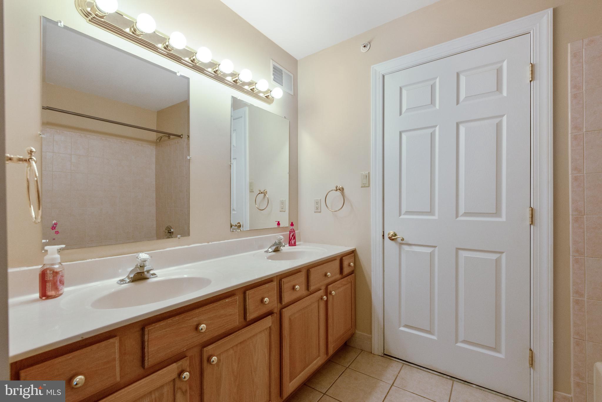 746 Kelli Lane Springfield, PA 19064 - Photo 27 of 35 Jack-and-Jill bathroom with double vanity