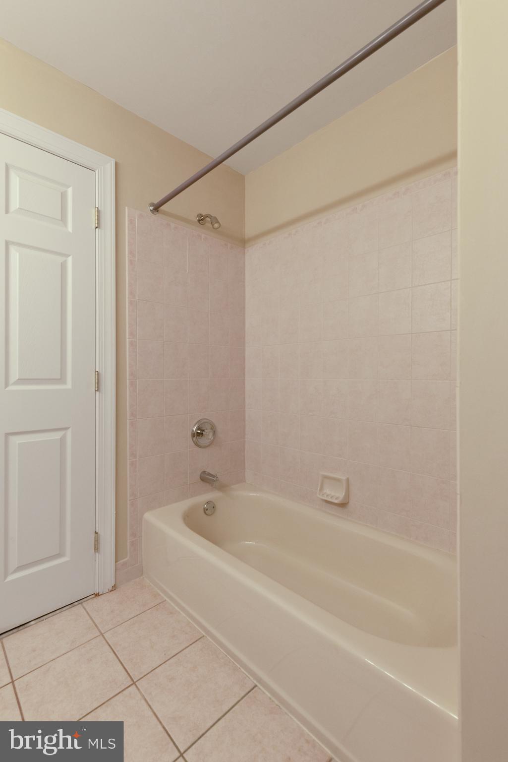 746 Kelli Lane Springfield, PA 19064 - Photo 28 of 35 Tub/Shower in Jack-and-Jill bathroom